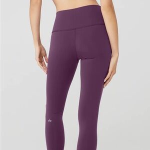 Alo 7/8 high waisted air brush leggings in dark plum 💜 new with tags!